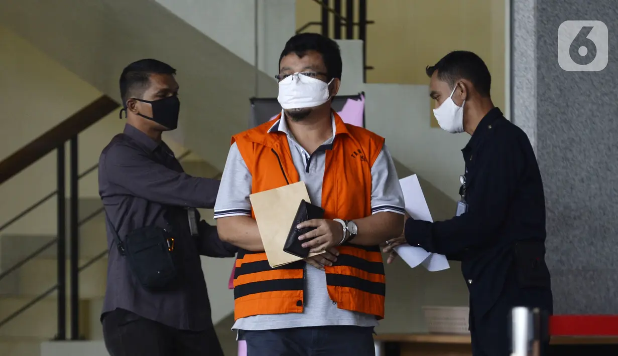 Mantan anggota DPRD Bandung periode 2009-2014 Tomtom Dabbul Qomar usai menjalani pemeriksaan di Gedung KPK, Jakarta, Kamis (23/4/2020). Tomtom diperiksa sebagai tersangka untuk melengkapi berkas kasus dugaan korupsi pengadaan RTH di Pemkot Bandung pada 2012. (merdeka.com/Dwi Narwoko)