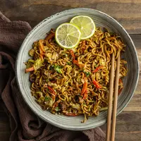 Ilustrasi mie goreng dengan sayuran/copyright freepik.com