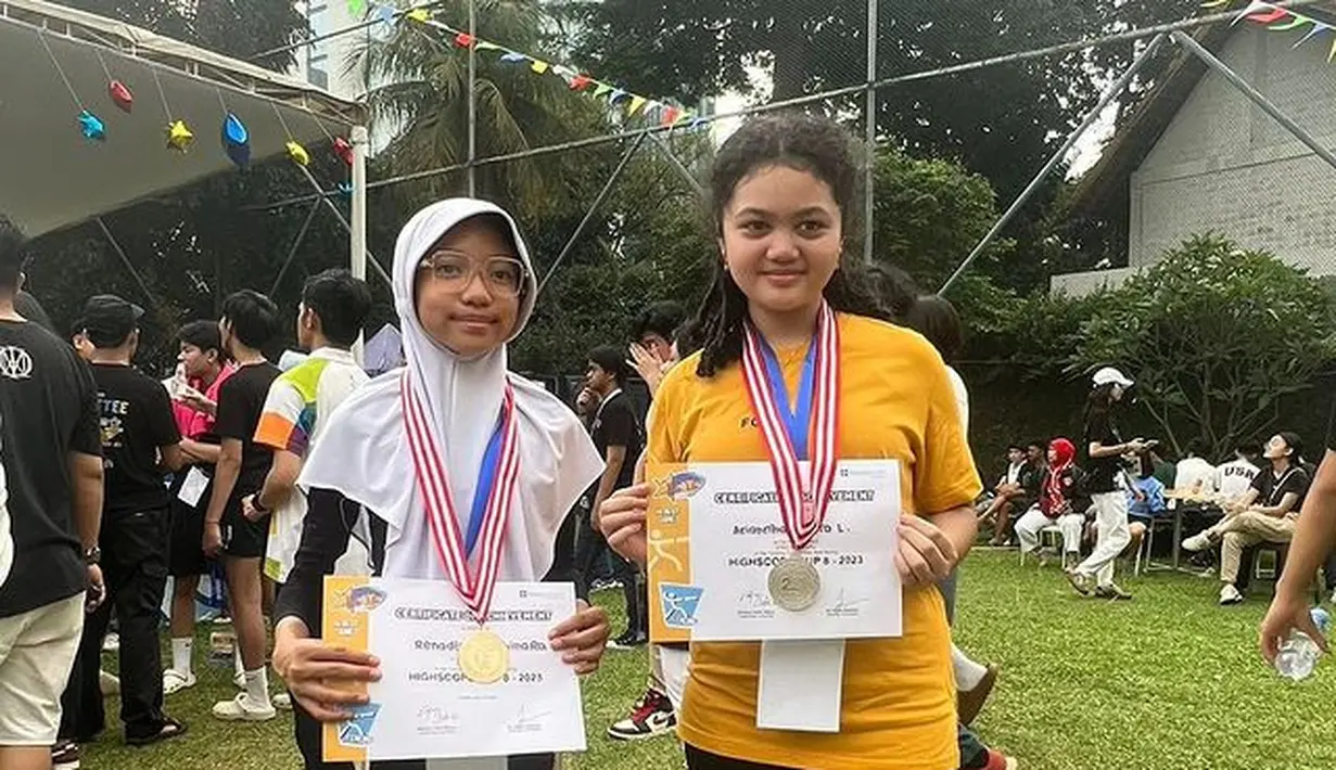 Anak pertama penyanyi dan anggota DPR pernikahannya dengan Raul Lemos itu berhasil meraih juara 1 kompetisi antar sekolah. Tampak, adik kandung penyanyi Yuni Shara itu menyaksikan anaknya ikut kompetisi. [Instagram/raullemos06]