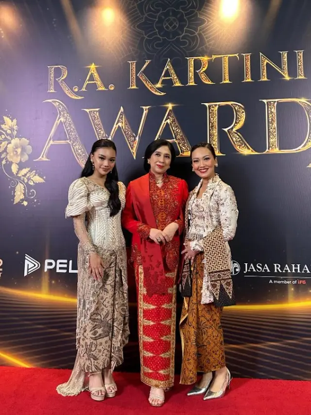 Potret Detail Kebaya Nola B3 dan Naura Ayu