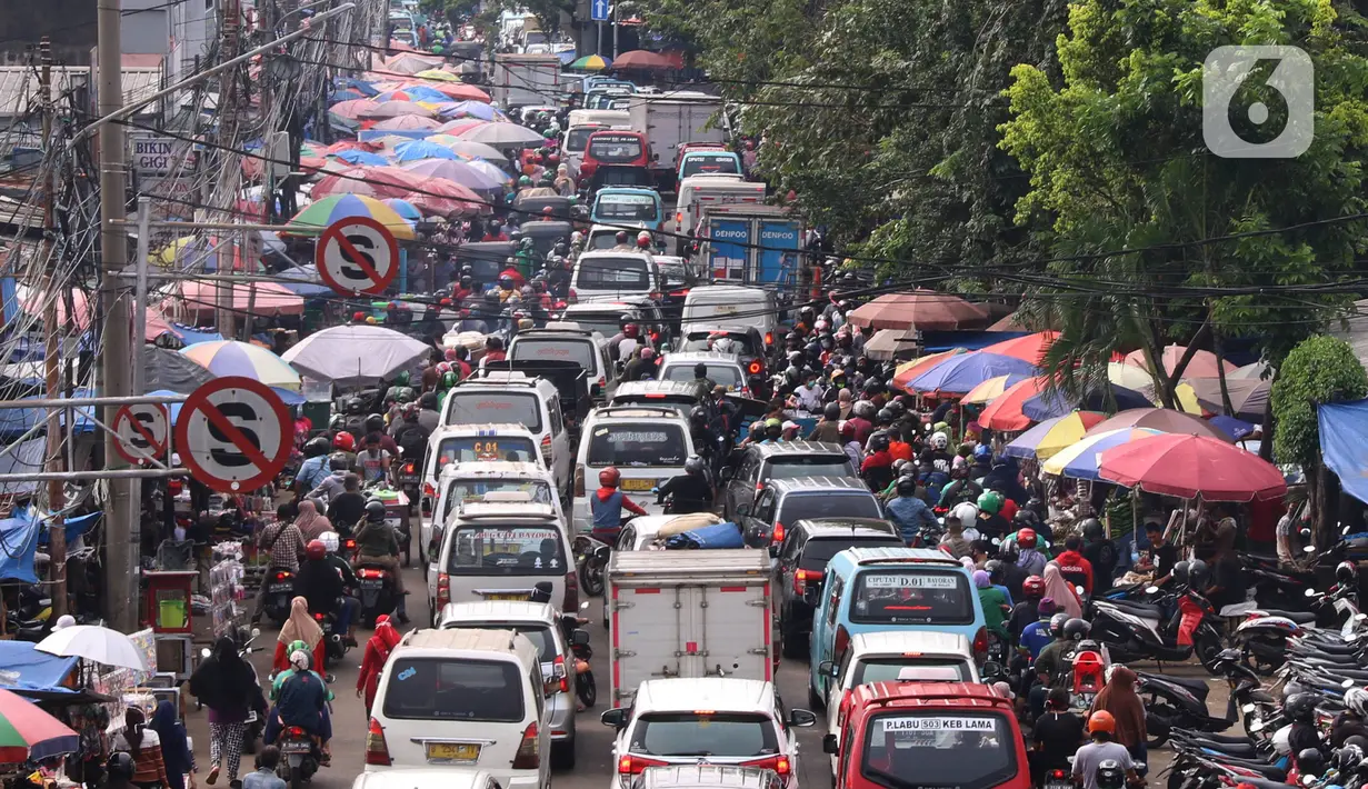 Suasana kendaraan yang terjebak kemacetan di Pasar Kebayoran Lama, Jakarta, Jumat (22/5/2020). Meski DKI Jakarta tengah memberlakukan PSBB, masih banyak masyarakt yang menyerbu Pasar Kebayoran Lama untuk berbelanja kebutuhan Lebaran. (Liputan6.con/Angga Yuniar)