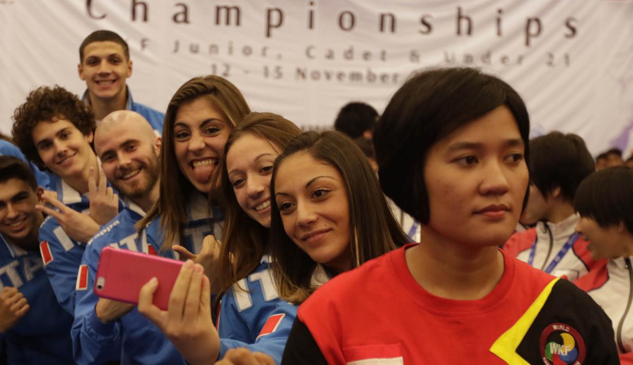 Para atlet dari Italia berfoto bersama jelang pembukaan Kejuaraan Dunia Karate Junior, Cadet dan U-21 di Indonesia Convetion Exhibition (ICE), Bumi Serpong Damai, Tangerang, Kamis (12/11/2015). (Bola.com/Vitalis Yogi Trisna)