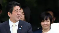 Perdana Menteri  Jepang  Shinzo Abe dan sang istri, Akie Abe (AFP)