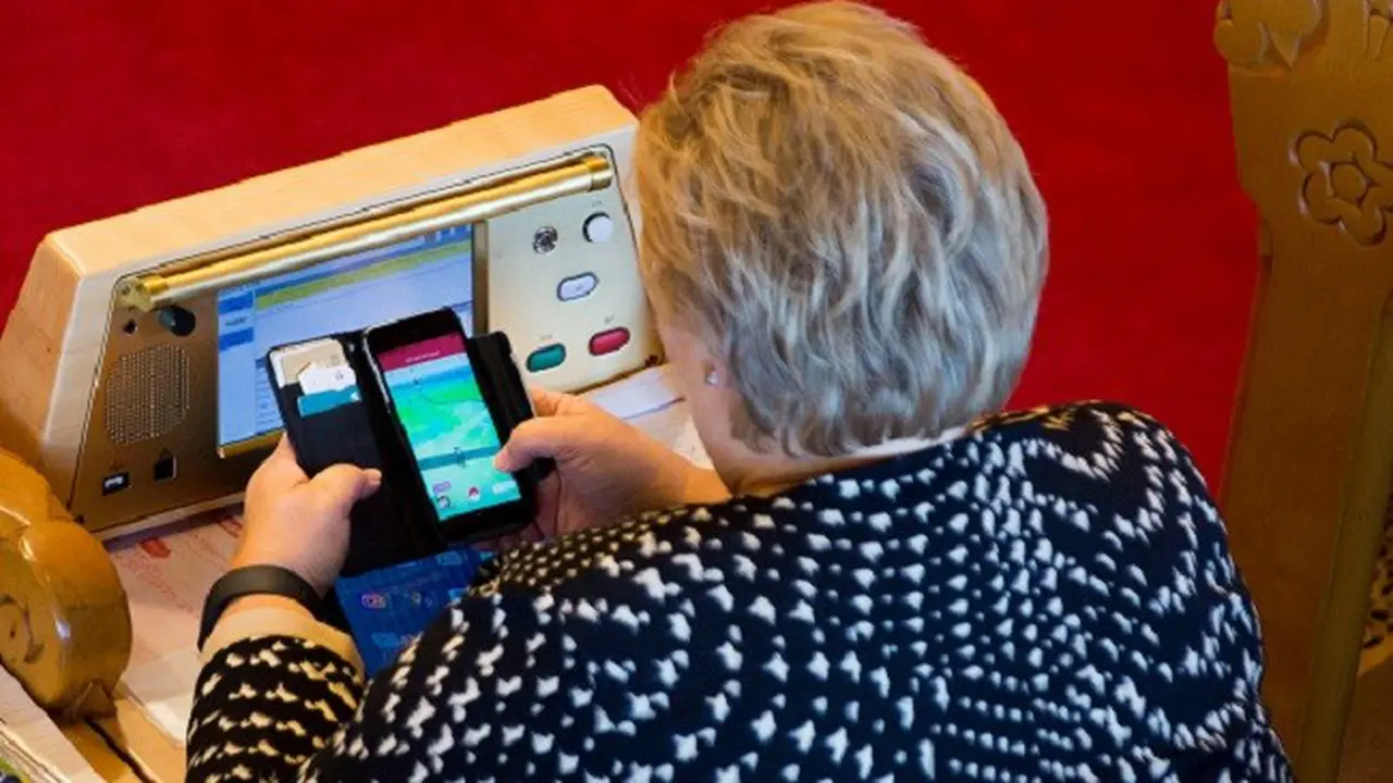 PM Erna Solberg kedapatan tengah bermain Pokemon Go ketika sidang dengar pendapat di parlemen