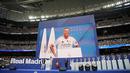 Real Madrid resmi memperkenalkan Kylian Mbappe sebagai pemain anyar di Stadion Santiago Bernabeu, Selasa (16/7/2024). (AP Photo/Andrea Comas)