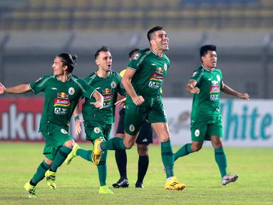 Pemain PS Sleman melakukan selebrasi usai mengalahkan Bali United melalui babak adu penalti dalam pertandingan perempat final Piala Menpora 2021 di Stadion Si Jalak Harupat, Bandung. Senin (12/4/2021). PS Sleman mengalahkan Bali United 4-2 lewat adu penalti. (Bola.com/Ikhwan Yanuar)