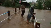 Air di Sungai Piji meluap hingga ke jembatan di Desa Kesambi, Kecamatan Mejobo, Kudus, Jateng, Senin (5/2/2018) sore. (Twitter-@sekitarkudus/Solopos.com)