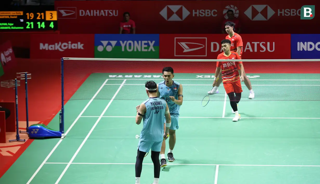 Selebrasi ganda putra Indonesia, Fajar Alfian/Muhammad Rian Ardianto setelah meraih poin saat menghadapi sesama pasangan Indonesia, Leo Rolly Carnando/Daniel Marthin pada laga semifinal Daihatsu Indonesia Masters 2024 di di Istora Senayan, Jakarta, Sabtu (27/1/2024). Fajar/Rian kalah rubber game dengan skor 21-19, 14-21 dan 17-21. (Bola.com/Pradipta Rama)