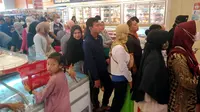 Masyarakat tengah mengantre untuk membeli daging di Toko Daging Nusantara (TDN).