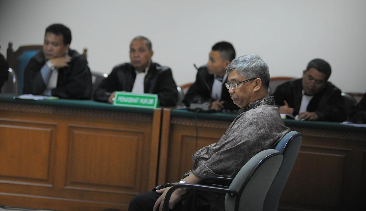 Dalam sidang, Akil hanya bisa pasrah saat Hakim menolak semua eksepsi Akil terkait proses penangkapan, penyidikan dan penyitaan beberapa aset oleh KPK (Liputan6.com/Herman Zakharia) 
