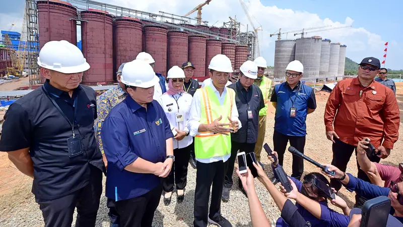 Presiden Joko Widodo (Jokowi)  bersama Menteri BUMN Erick Thohir dan Direktur Utama MIND ID Hendi Prio Santoso  berkunjung ke Smelter Grade Alumina Refinery (SGAR) Phase 1, Mempawah, Kalimantan Barat, Rabu (20/3/2024). (dok MIND ID)