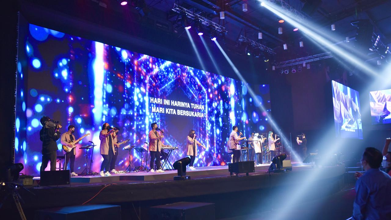 V2 Indonesia menghadirkan teknologi eXtended Reality (XR) Stage pertama di rumah ibadah Integrity Convention Center atau yang biasa dikenal sebagai Rumah Ibadah Gereja Bethel Indonesia (GBI PRJ), Kemayoran, Kota Jakarta Pusat.