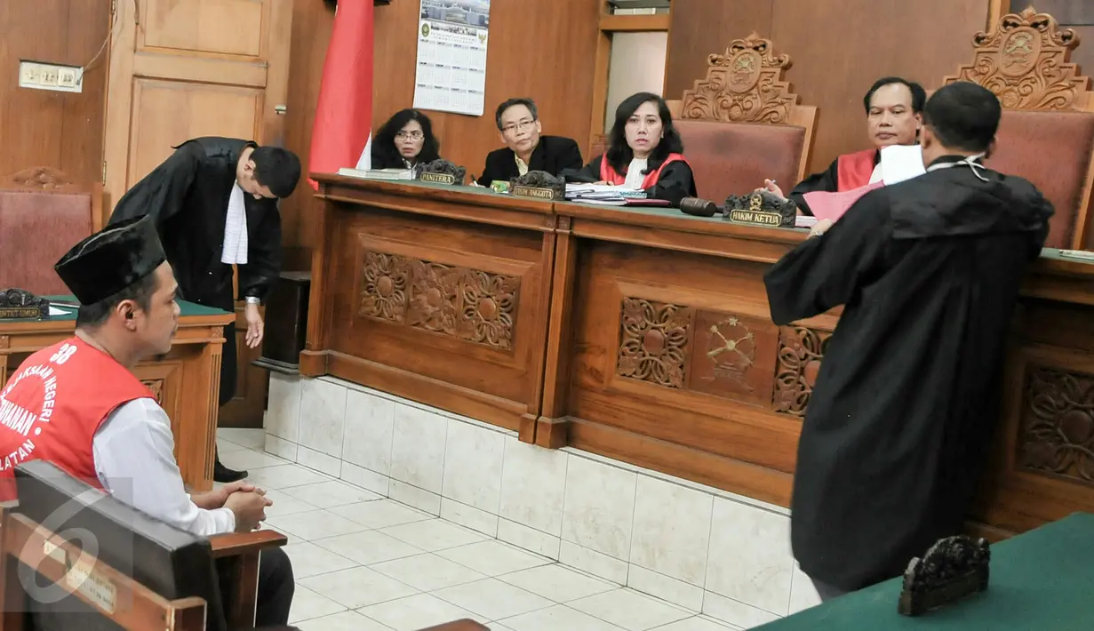 Terdakwa Feriyanto saat mengikuti sidang perdana di PN Jakarta Selatan, Kamis (23/6). Terdakwa kasus provokasi via media sosial saat demo sopir taksi bulan Maret lalu jalani sidang perdana dengan agenda pembacaan dakwaan. (Liputan6.com/Yoppy Renato)