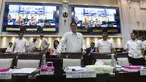 Menteri Keuangan Purbaya Yudhi Sadewa (tengah) sesaat sebelum rapat kerja bersama Komisi XI DPR di Kompleks Parlemen, Senayan, Jakarta, Senin (6/4/2026). Pemerintah memastikan harga Bahan Bakar Minyak (BBM) bersubsidi tidak naik hingga akhir tahun 2026. (merdeka.com/Arie Basuki)