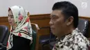 Istri gitaris Band Slank Abdee Negara, Anita Dewi Farida (kiri) menjalani sidang perceraian di PA Jakarta Selatan, Senin (9/7). Anita menghadirkan asisten rumah tangganya, Asih, sebagai seorang saksi. (Liputan6.com/Immanuel Antonius)