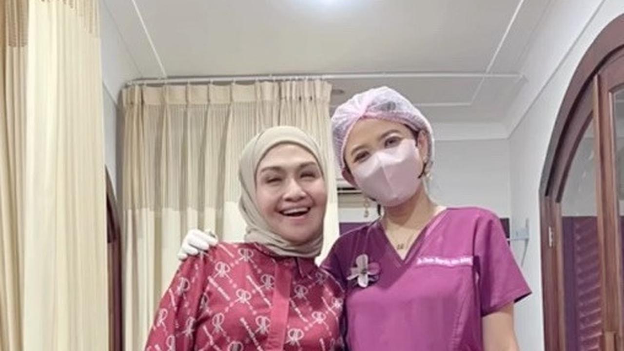 Jika ada budget lebih, sebuah gamis high end bisa jadi opsi untuk menghadiri acara formal. Motif yang penuh dalam busana merk high end biasanya sudah cukup mencuri spotlight dan tinggal diseimbangkan dengan jilbab polos seperti yang dilakukan Lulu ini.