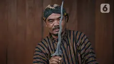 Nasip Hadi Prayitno (51) melakukan ritual jamasan atau pencucian keris di Museum Pusaka TMII, Jakarta, Kamis (20/8/2020). Pencucian keris bertujuan membersihkan karat dari badan keris. (Liputan6.com/Faizal Fanani)