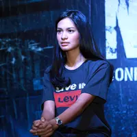 Hana Prinantina berperan sebagai seorang wanita berkerudung dan terkesan misterius dalam film pertamanya yang berjudul ‘Night Bus’. (Deki Prayoga/Bintang.com)