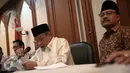 Ketua Umum PBNU KH Said Aqil Siradj (kedua kanan) saat konferensi pers di Gedung PBNU, Jakarta, Senin (30/5). PBNU menyambut positif penetapan 1 Juni sebagai Hari Lahir Pancasila oleh Pemerintah. (Liputan6.com/Faizal Fanani)