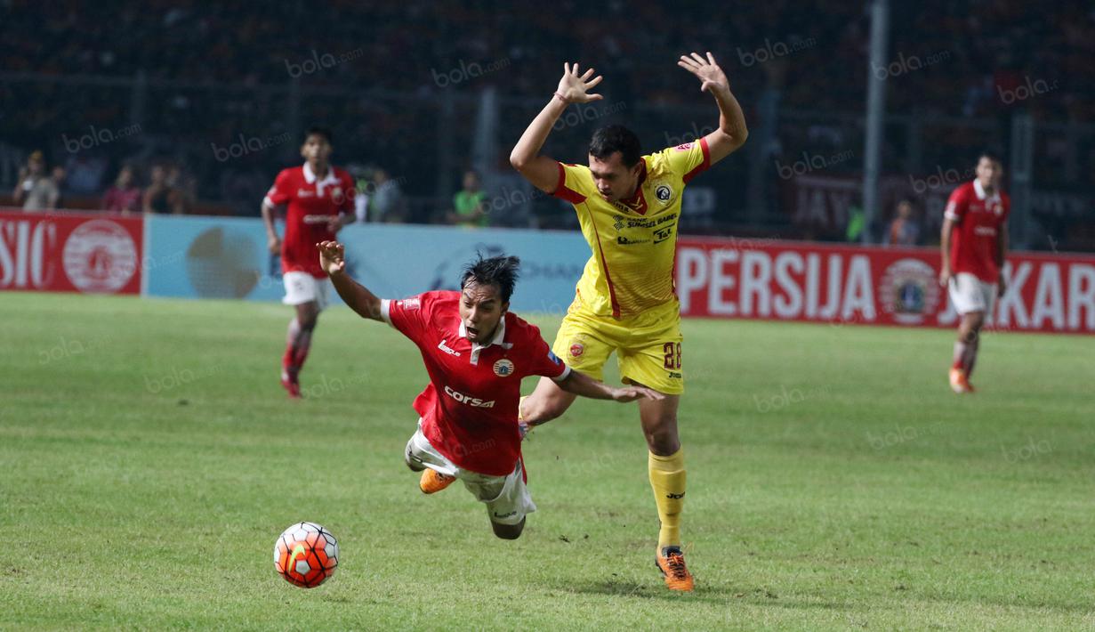 Pemain Sriwijaya FC, Ngurah Nanak (kanan) berduel dengan pemain Persija pada laga Torabika SC 2016 di Stadion Utama Gelora Bung Karno, Jakarta (24/6/2016). (Bola.com/Nicklas Hanoatubun)