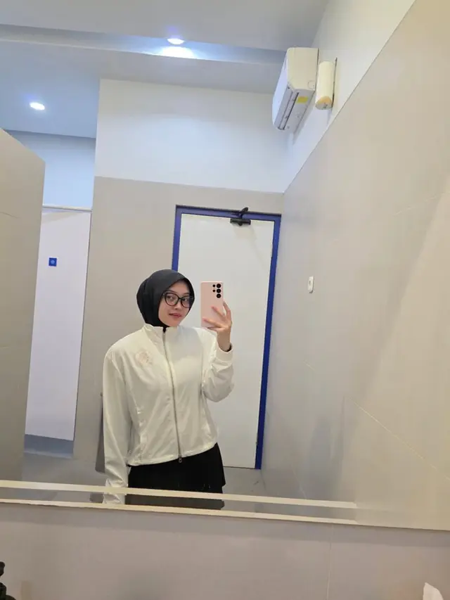 Putri Delina olahraga padel (Foto: Instagram @putridelinaa)