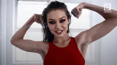 Gigi Hadid dengan bangga memamerkan bulu ketiaknya saat melakukan sesi foto.