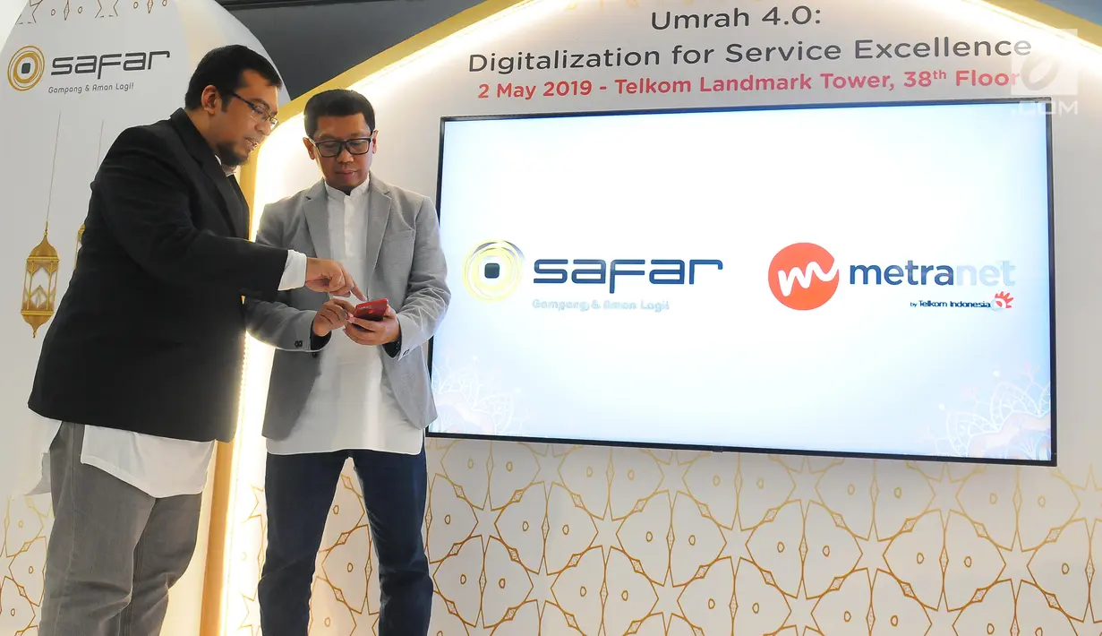 CEO PT Safar Anugerah Indonesia Andang Sentanu (kiri) berbincang dengan Digital Consumer Director PT Metranet Setyo Budianto saat soft launching aplikasi Safar di Jakarta, Kamis (2/5/2019). Jumlah biro yang telah bermitra dengan aplikasi Safar sudah sebanyak 11 biro. (Liputan6.com/Angga Yuniar)