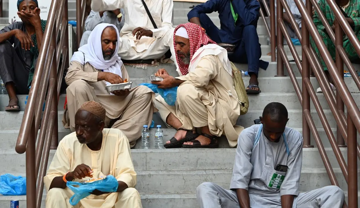 <p>Untuk itulah tidak hanya warga Arab Saudi yang berlomba-lomba bersedekah, tapi jemaah pun tidak ketinggalan melakukan hal serupa. (Sajjad HUSSAIN/AFP)</p>