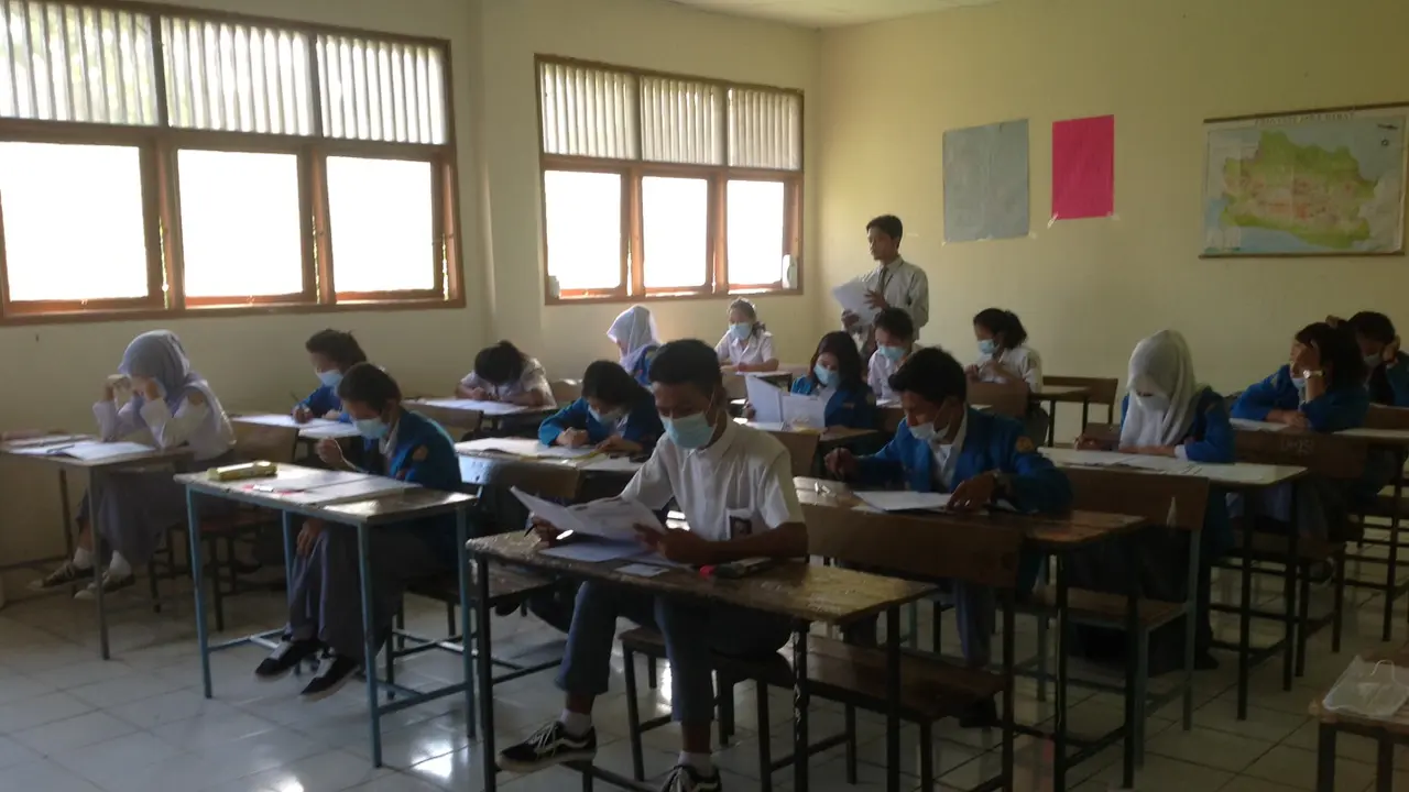 Sekolah Dekat Kandang Sapi, Siswa di Bogor Ujian Pakai Masker