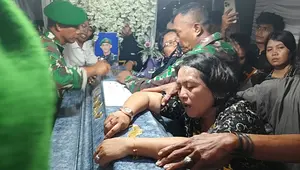 Tangis Ibunda Prada Lucky Chepril Saputra Namo iringi kepulangan jenazah sang anak, Keluara Prada Lucky menunutut agar pembunuh anaknya dituntut hukuman berat. (Liputan6.com/Ola Keda)