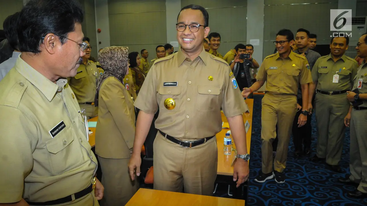 Hari Pertama Anies Baswedan dan Sandiaga Uno Berkantor di Balai Kota