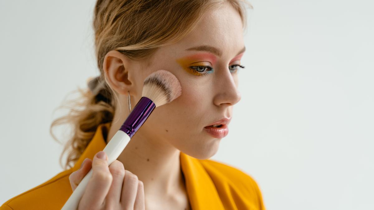Makeup Mudah Crack? Ini 6 Cara Mengatasinya agar Hasil Riasan Tetap Flawless
