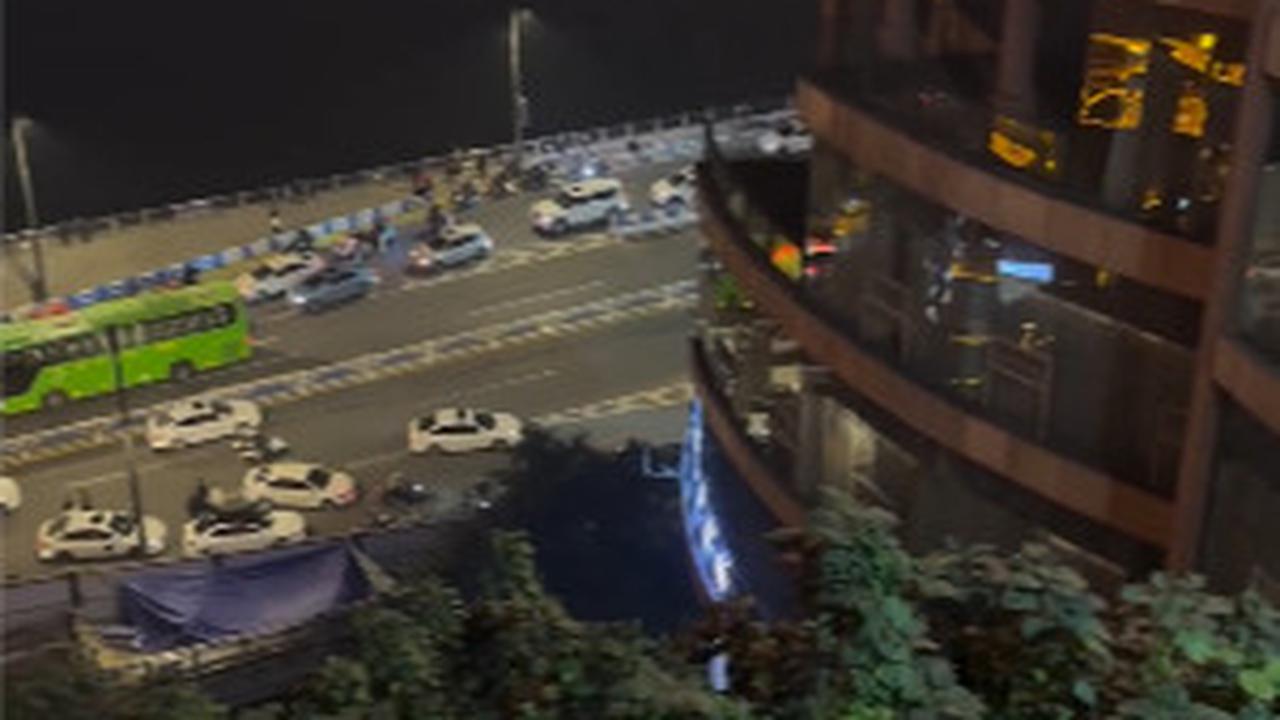 Sementara itu, di bawah juga terlihat jalan raya lainnya. <br>