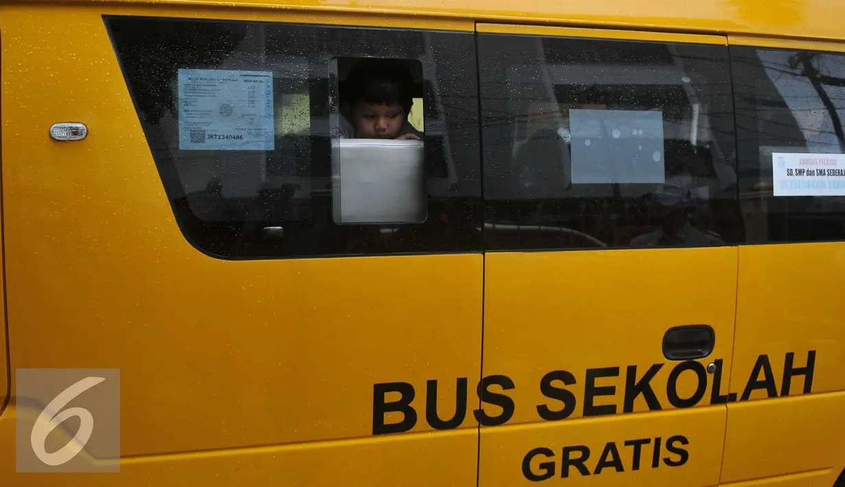 Siswa berada di dalam bus sekolah khusus bagi pelajar penyandang disabilitas di Panti Sosial Bina Netra Cahaya Bathin, Jakarta, Selasa (2/2). Bus diluncurkan untuk mempermudah pelajar penyandang disabilitas pergi ke sekolah. (Liputan6.com/Gempur M Surya)