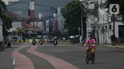 Seorang warga bersepeda di kawasan Kota Tua, Jakarta, Jumat (31/12/2021).  Menyambut pergantian malam Tahun Baru 2022, kawasan kota Tua ditutup untuk sementara pada 31 Desember 2021 hingga 1 Januari 2022 untuk mencegah keramaian dan penyebaran Covid-19 varian Omicron. (merdeka.com/Imam Buhori)