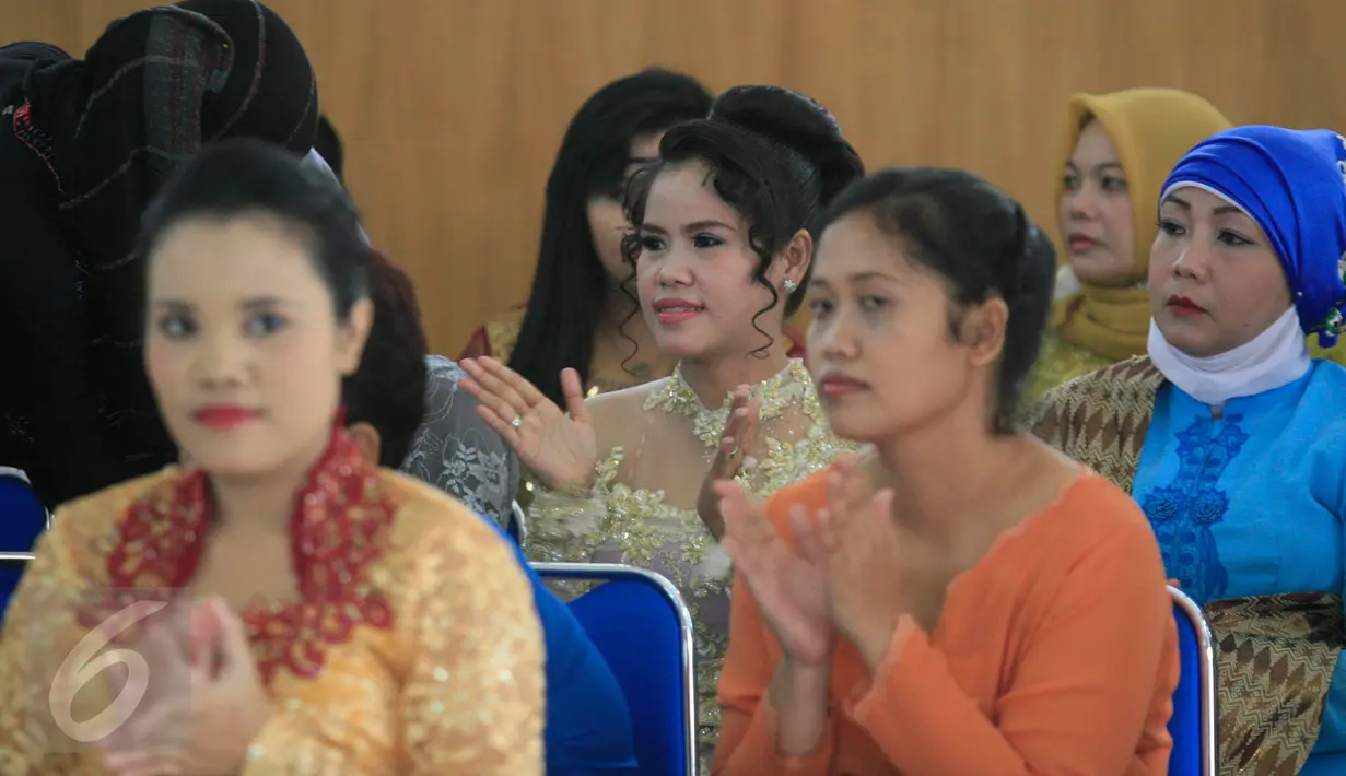 Mary Jane Fiesta Veloso (tengah) saat mengkuti perayaan hari kartini di Lapas Wirogunan,Yogyakarta, (23/4). Mengenakan kebaya berwarna putih, Mary tampak ceria mengikuti kegiatan yang diadakan di Lapas Wirogunan. (Boy Harjanto)