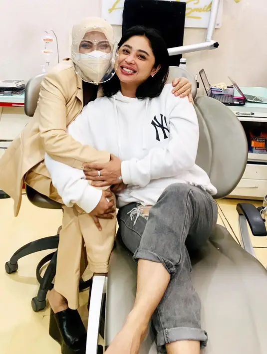 Meski secara keuangan sudah mapan, dan juga orangnya romantis, Depe mengaku tak mau termakan rayuan gombalnya. "Dari zaman dulu juga gitu," kata Dewi. [Instagram/dewiperssik9]