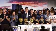 Pemain Real Madrid Cristiano Ronaldo berfoto bersama rekan setimnya pada acara  penghaargaan atas pencapain sebagai Top Skor sepanjang masa El Real di Stdion Santiago Bernabeu, Madrid, Jumat (2/10/2015). AFP Photo / Gerard Julien