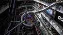 Gambar menunjukkan perosotan setinggi lima lantai yang dibangun di dalam salah satu pusat perbelanjaan di Shanghai, China, Selasa (16/2). Wahana permainan sepanjang 20 meter itu dibuka untuk umum pada 22 Februari mendatang. (REUTERS/Aly Song)