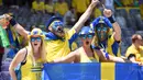 Fans Swedia juga tidak mau kalah dengan Italia saat memberikan dukungan saat timnya berlaga  pada grup E Euro Cup 2016 di Stadion Municipal, Toulouse, Jumat (17/6/2016) WIB.  (AFP/RÈmy Gabalda)