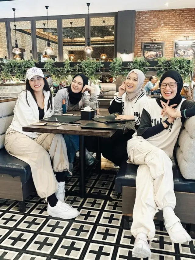 Potret Okie Agustina bahagia bersama teman-teman (Sumber: Instagram/okieagustina_)