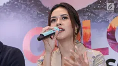 Penyanyi Raisa memberi keterangan saat jumpa pers soundtrack film Ayat-Ayat Cinta 2 di kawasan Setiabudi, Jakarta, Senin (27/11). Raisa mengisi soundtrack film Ayat-Ayat Cinta 2 dengan lagu berjudul "Teduhnya Wanita ". (Liputan6.com/Herman Zakharia)