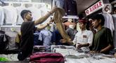 Calon Pembeli memilih baju di Pasar Tanah Abang, Jakarta Pusat, Kamis (23/3/2023). (Liputan6.com/Johan Tallo)