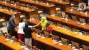 Anggota DPR RI bersalaman sebelum mengikuti pembukaan Rapat Paripurna Pembukaan Masa Persidangan V Tahun Sidang 2021-2022 di Nusantara II, Kompleks Parlemen MPR/DPR-DPD, Senayan, Jakarta, Selasa (17/5/2022). Rapat paripurna hari ini menandakan DPR kembali aktif bersidang setelah selesai menjalani masa reses. Hadir 76 anggota yang secara fisik, 252 secara virtual dan izin 5 anggota. Sehingga total kehadiran rapat paripurna hari ini adalah 333 dari 575 anggota DPR. (Liputan6.com/Angga Yuniar)