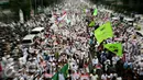 Ribuan massa yang tergabung dalam Gerakan Nasional Pengawal Fatwa Majelism Ulama Indonesia (GNPF MUI) melakukan demonstrasi membawa atribut lengkap dan bendera memadati jalan Medan Merdeka Timur, Jakarta, Jumat (4/11). (Liputan6.com/Johan Tallo)