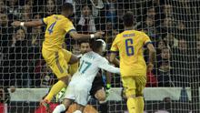 Momen saat bek Juventus, Mehdi Benatia (kiri) dianggap menjatuhkan Lucas Vazquez (CURTO DE LA TORRE / AFP)