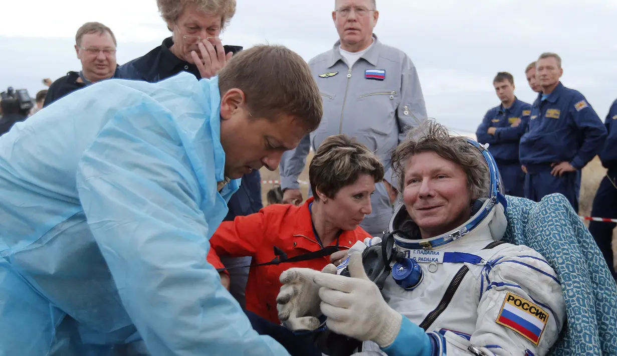 Kosmonot Rusia Gennady Padalka usai mendarat di dekat kota Dzhezkazgan, Kazakhstan, Sabtu (12/9/2015). Padalka memecahkan rekor Sergei Krikalev dengan 879 hari di luar angkasa dalam lima kali perjalanan. (REUTERS/Yuri Kochetkov/Pool)
