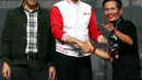 Presiden Joko Widodo didampingi Menteri Pemuda dan Olahraga (Menpora) Imam Nahrawi (kiri) bersalaman dengan pelatih Persib Djajang Nurjaman (kanan) di Stadion Utama Gelora Bung Karno, Jakarta, Minggu (18/10/2015). (Liputan6.com/Yoppy Renato)