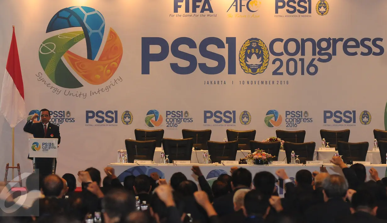 Ketua KONI pusat, Tono Suratman memberi amanat jelang membuka Kongres Biasa PSSI 2016 di Jakarta, Kamis (10/11). Kongres untuk memilih Ketua dan Wakil Ketua serta Anggota Komite Eksekutif PSSI periode 2016-2020. (Liputan6.com/Helmi Fithriansyah)