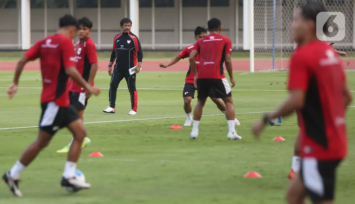 Terkait absennya sejumlah pemain dari latihan perdana, Indra Sjafri mengonfirmasi beberapa dari mereka memang masih punya urusan dengan klub. (Liputan6.com/Helmi Fithriansyah)